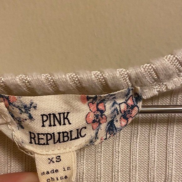 White Ribbed V-Neck Button Up Top - Picture 2 of 3